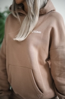 Klasyczna, kangurka, luźna bluza z kapturem. Model z miękkiej dzianiny bawełnianej z przyjemnym meszkiem od spodu - mocca