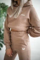 Klasyczna, kangurka, luźna bluza z kapturem. Model z miękkiej dzianiny bawełnianej z przyjemnym meszkiem od spodu - mocca
