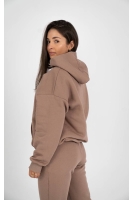 Klasyczna, kangurka, luźna bluza z kapturem. Model z miękkiej dzianiny bawełnianej z przyjemnym meszkiem od spodu - mocca