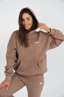 Klasyczna, kangurka, luźna bluza z kapturem. Model z miękkiej dzianiny bawełnianej z przyjemnym meszkiem od spodu - mocca