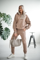 Klasyczna, kangurka, luźna bluza z kapturem. Model z miękkiej dzianiny bawełnianej z przyjemnym meszkiem od spodu - mocca