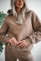 Klasyczna, kangurka, luźna bluza z kapturem. Model z miękkiej dzianiny bawełnianej z przyjemnym meszkiem od spodu - mocca