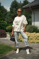 Bluza oversize z haftem chenille „E” -  śmietankowy