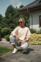 Bluza oversize z haftem chenille „E” -  śmietankowy