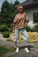 Bluza oversize z haftem chenille „E” -  mocca