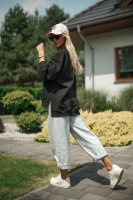 Bluza oversize z haftem chenille „E” - czarna