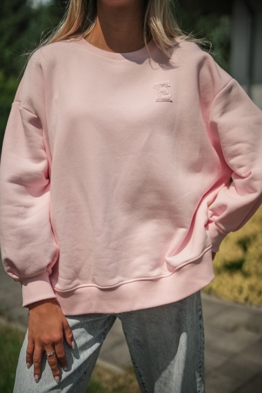 Bluza oversize z haftem chenille „E” -  róż