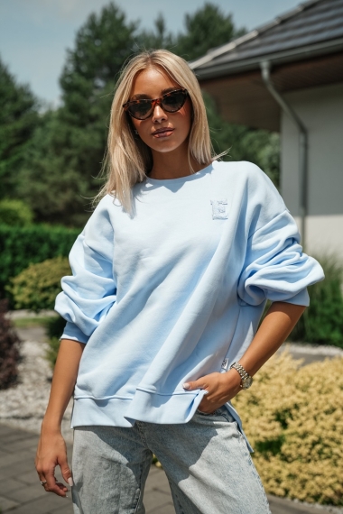 Bluza oversize z haftem chenille „E” - jasny błękit
