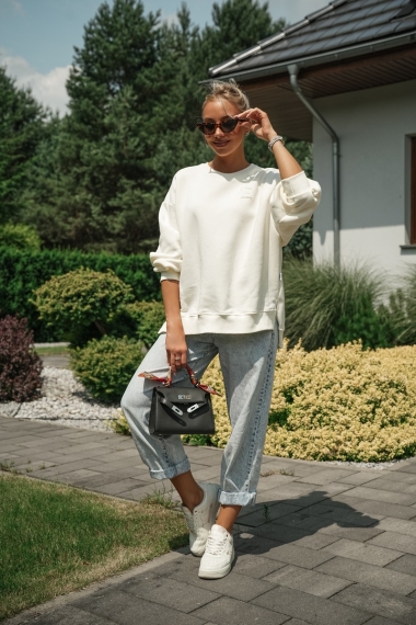 Bluza oversize z haftem chenille „E” -  śmietankowy
