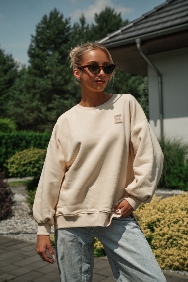Bluza oversize z haftem chenille „E” -  jasny beż
