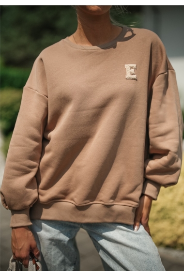 Bluza oversize z haftem chenille „E” -  mocca