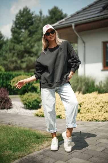 Bluza oversize z haftem chenille „E” - czarna