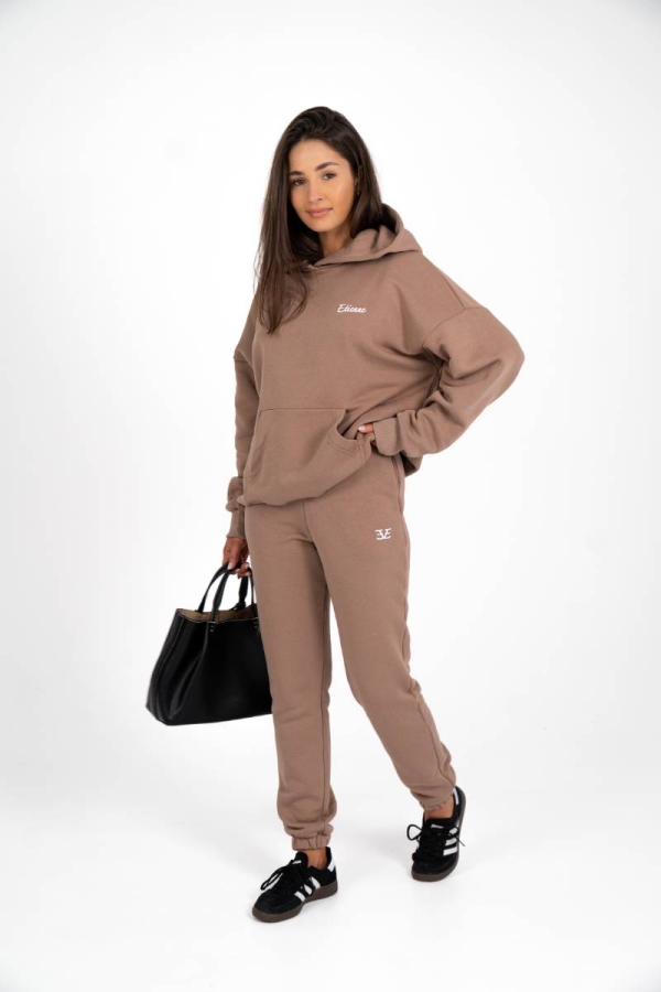 Klasyczna, kangurka, luźna bluza z kapturem. Model z miękkiej dzianiny bawełnianej z przyjemnym meszkiem od spodu - mocca