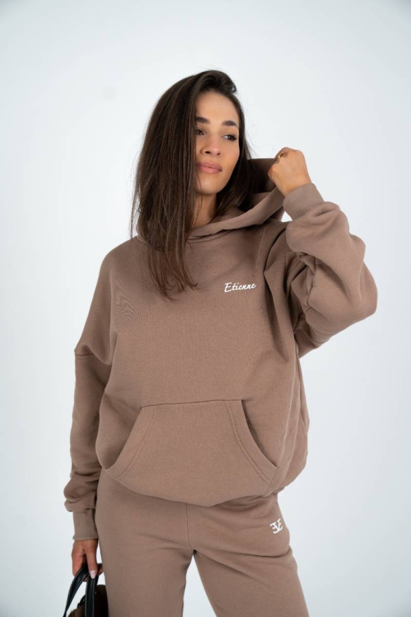 Klasyczna, kangurka, luźna bluza z kapturem. Model z miękkiej dzianiny bawełnianej z przyjemnym meszkiem od spodu - mocca