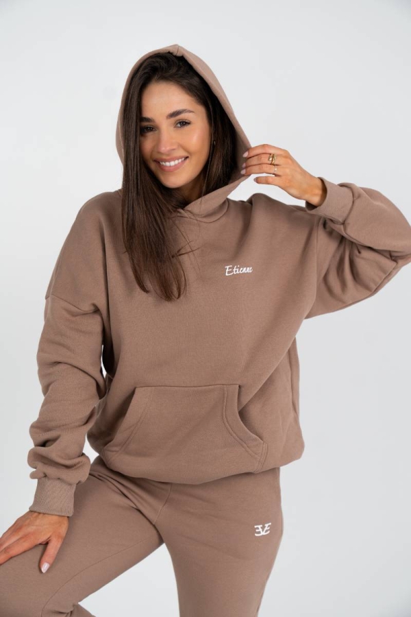 Klasyczna, kangurka, luźna bluza z kapturem. Model z miękkiej dzianiny bawełnianej z przyjemnym meszkiem od spodu - mocca