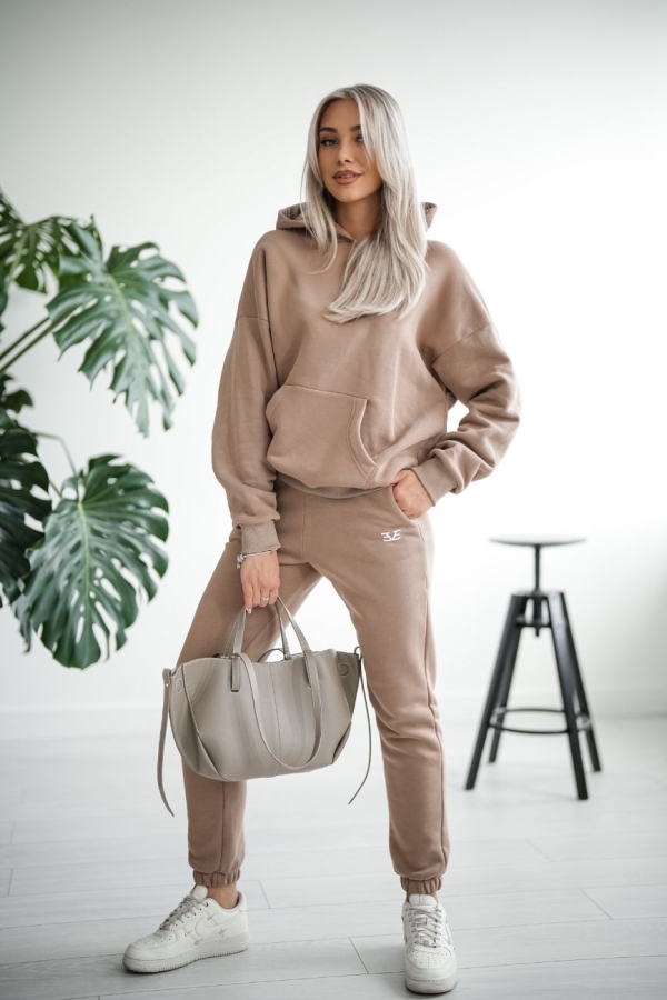Klasyczna, kangurka, luźna bluza z kapturem. Model z miękkiej dzianiny bawełnianej z przyjemnym meszkiem od spodu - mocca