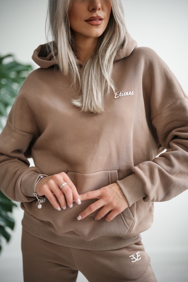 Klasyczna, kangurka, luźna bluza z kapturem. Model z miękkiej dzianiny bawełnianej z przyjemnym meszkiem od spodu - mocca