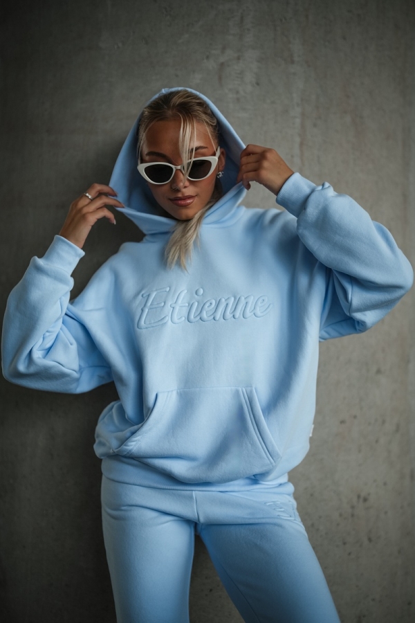 Komplet dresowy damski, Bluza z kapturem i wypukłym haftem Etienne, spodnie ze ściągaczami i haftowanym monogramem.