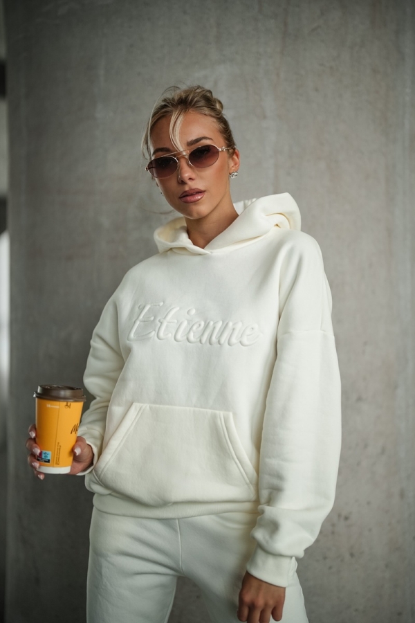 Komplet dresowy damski, Bluza z kapturem i wypukłym haftem Etienne, spodnie ze ściągaczami i haftowanym monogramem.