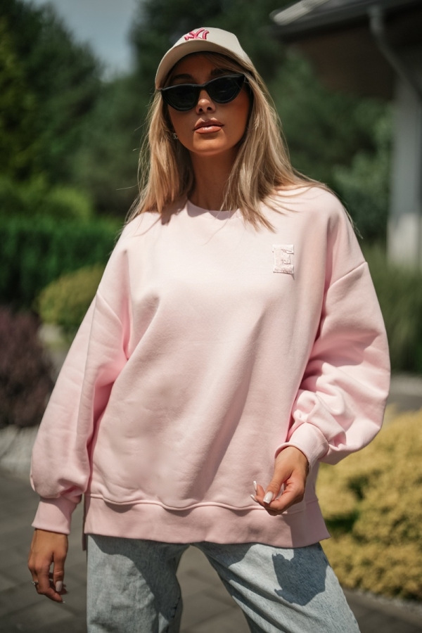 Bluza oversize z haftem chenille „E” -  róż