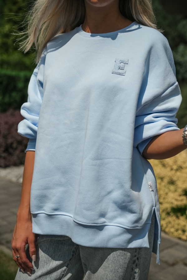Bluza oversize z haftem chenille „E” - jasny błękit