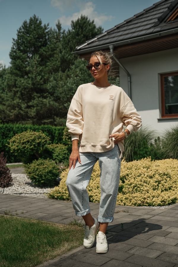 Bluza oversize z haftem chenille „E” -  jasny beż