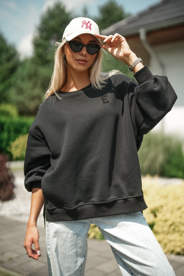 Bluza oversize z haftem chenille „E” - czarna
