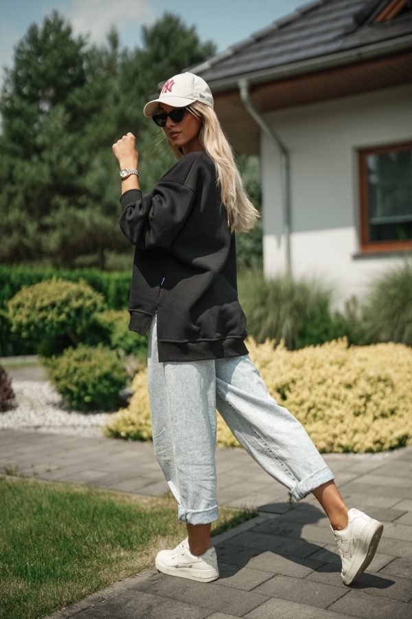 Bluza oversize z haftem chenille „E” - czarna